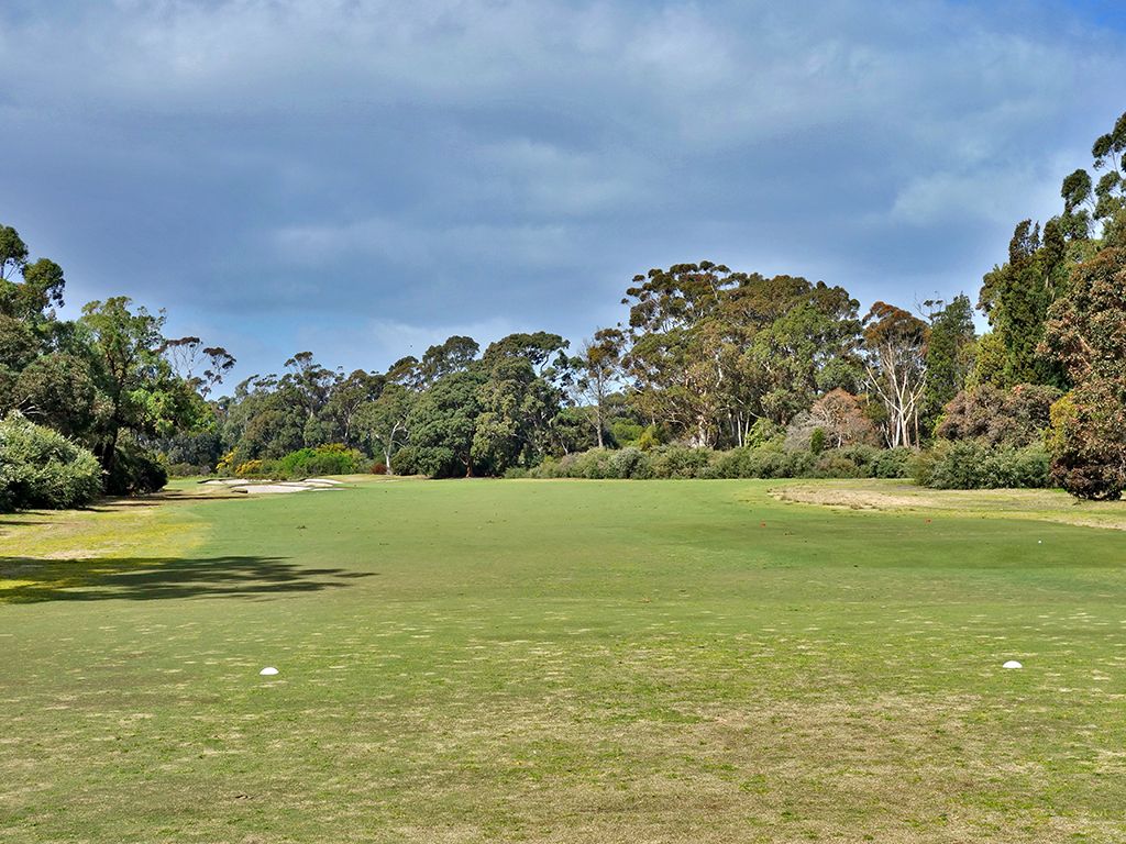 1st Hole at Metropolitan Golf Club (473 Yard Par 4)